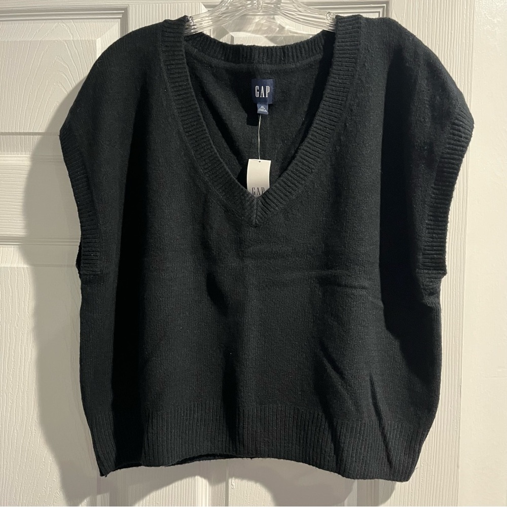 NWT - GAP Women’s Sweater Vest. Black.  X-Large